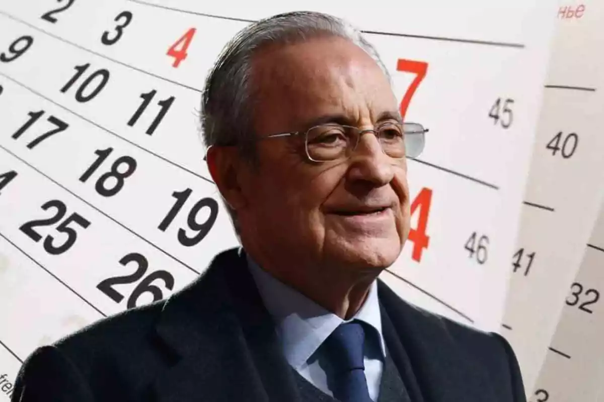 Un hombre mayor con gafas y traje frente a un fondo de calendario.