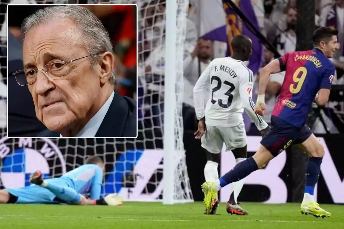 Un hombre con gafas aparece en un recuadro mientras en el fondo se desarrolla un partido de fútbol con un jugador en camiseta blanca y otro en camiseta azul y roja corriendo hacia la portería.