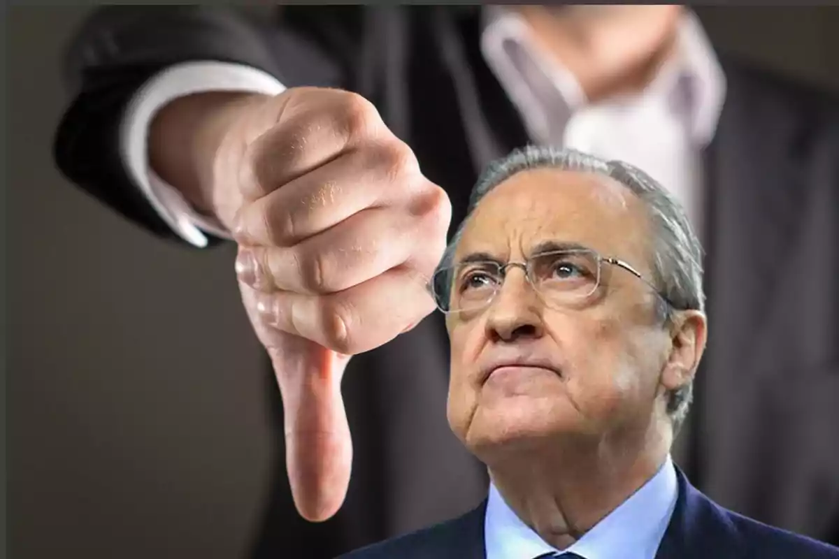 Florentino Pérez mira hacia arriba con gesto serio y de fondo una mano pone el pulgar mirando hacia abajo