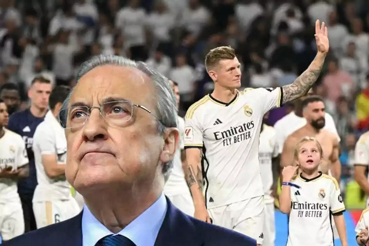 Un hombre mayor con gafas y traje aparece en primer plano, mientras que en el fondo se ve a un grupo de jugadores de fútbol con uniformes blancos, uno de ellos levantando la mano y una niña pequeña a su lado.