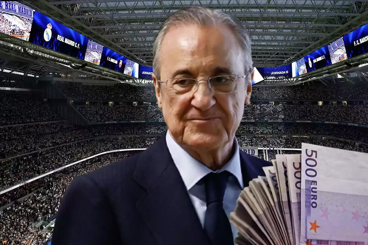 Un hombre mayor con gafas y traje oscuro sostiene un fajo de billetes de 500 euros en un estadio de fútbol lleno de espectadores, con pantallas que muestran el nombre del Real Madrid C.F.