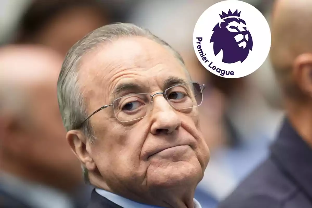 Un hombre mayor con gafas y expresión seria junto al logo de la Premier League.