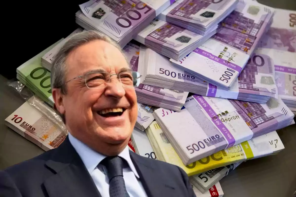 Hombre sonriendo frente a una gran cantidad de billetes de euro.