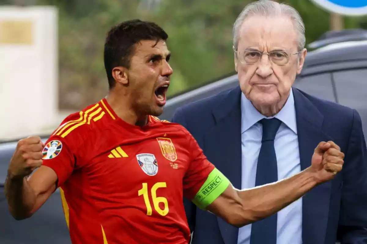 Un jugador de fútbol con la camiseta de la selección española celebra con los puños en alto mientras una persona mayor con traje y corbata está detrás de él.