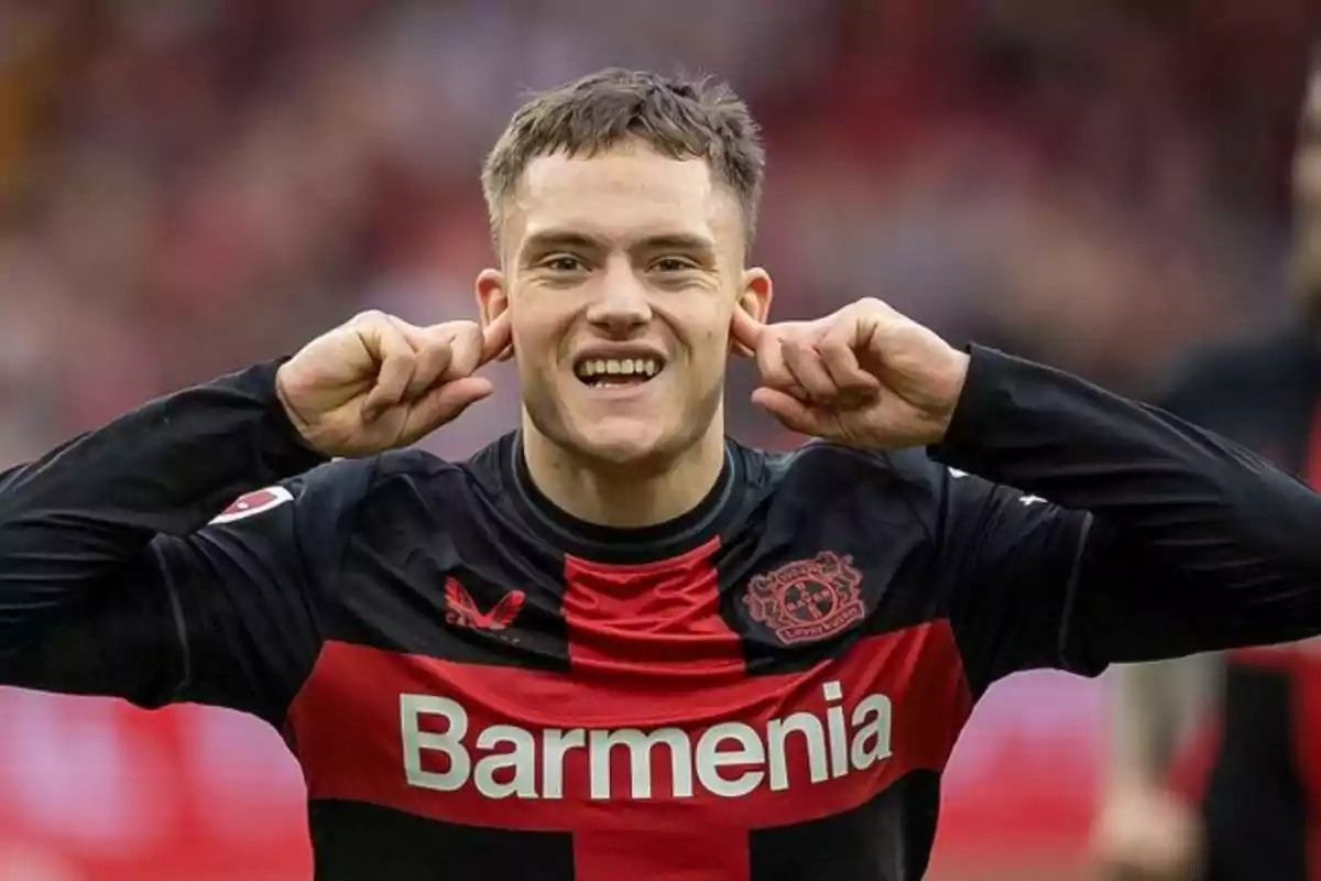 Florian Wirtz celebrando un gol con el Bayer Leverkussen metiéndose los dedos índices en los oídos