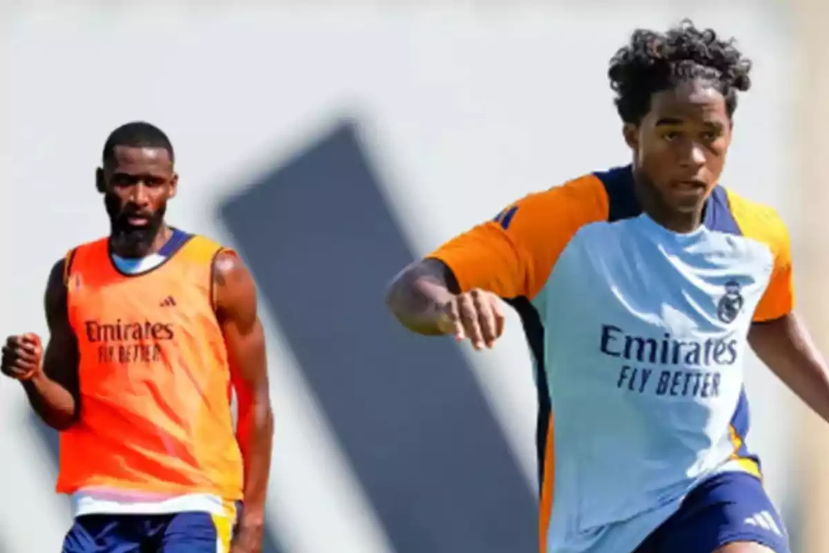 Dos jugadores de fútbol del Real Madrid entrenando con uniformes de entrenamiento.