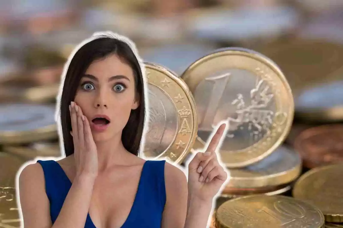 Una mujer con expresión de sorpresa señala hacia un par de monedas de euro en el fondo.