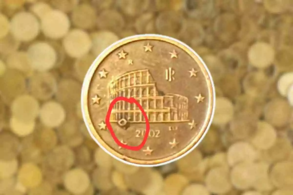 Moneda de euro con el Coliseo romano y un círculo rojo resaltando un detalle.