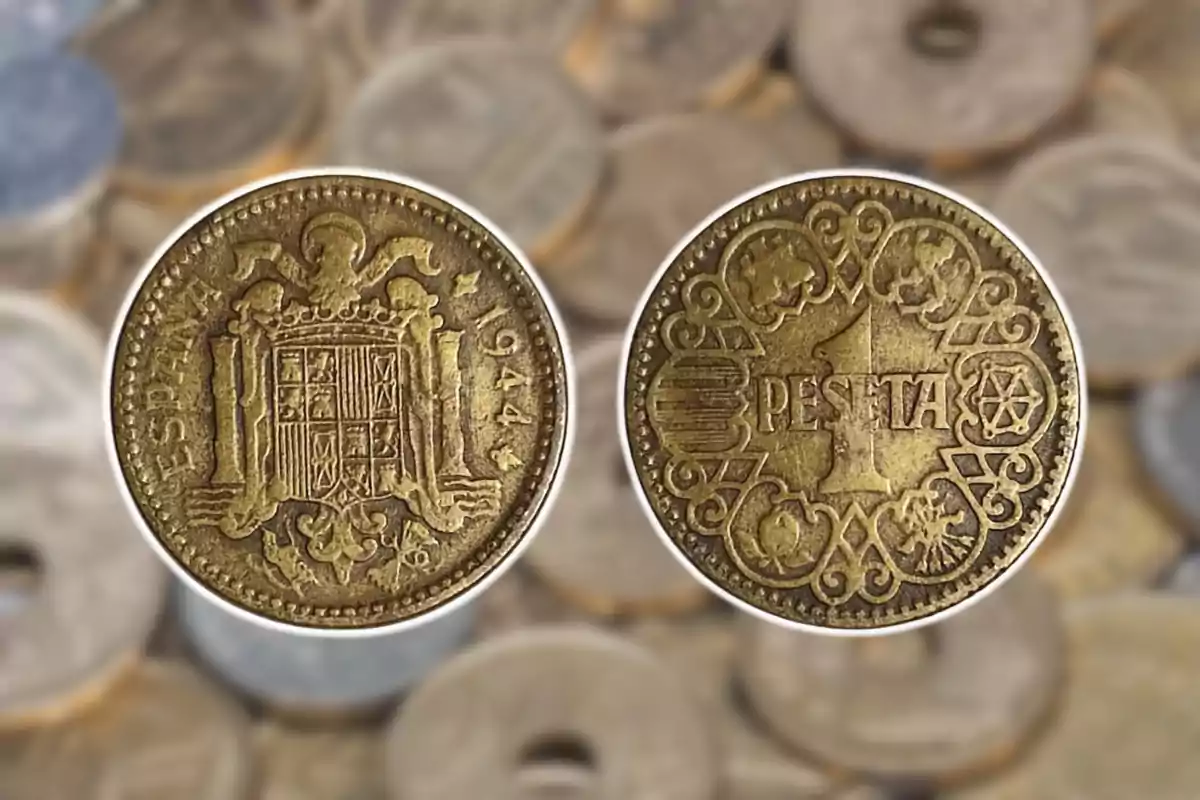 Monedas antiguas de una peseta de España con diseño detallado y fecha de 1944.