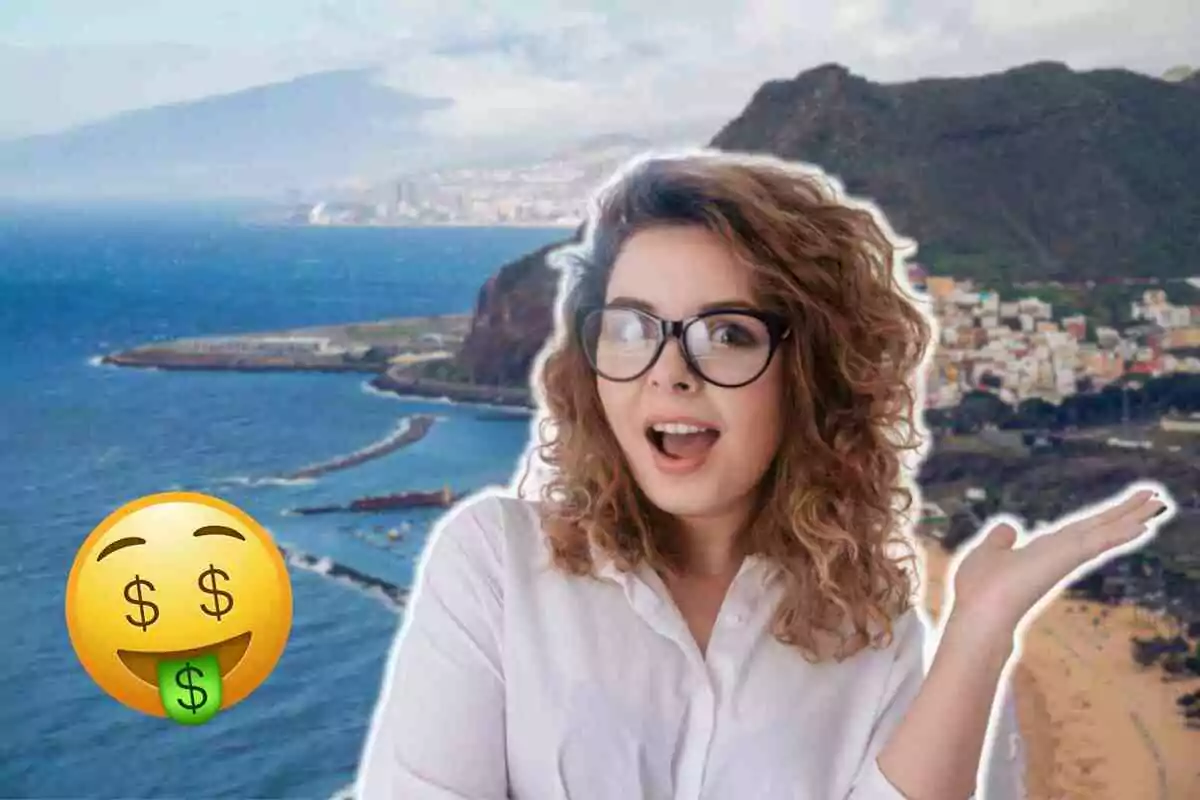 Mujer con gafas sonriendo y señalando un paisaje costero en Tenerife con un emoji de dinero.