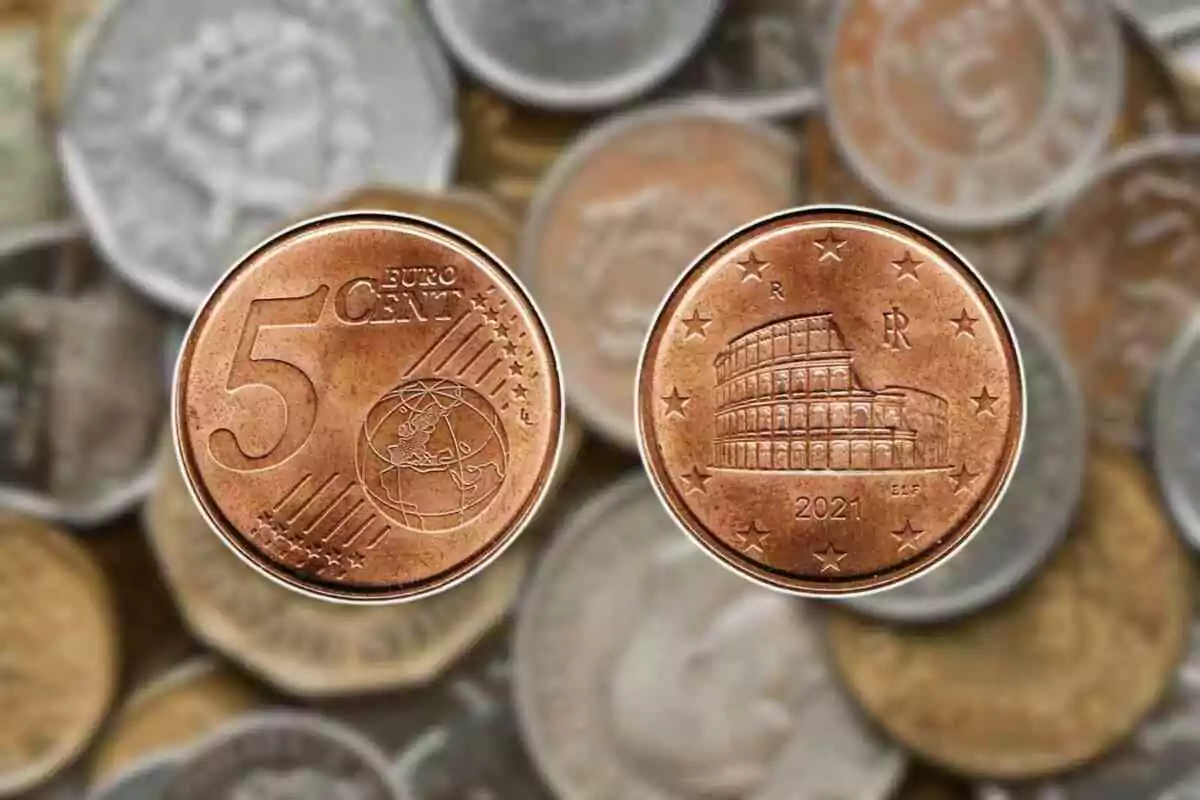 Primer plano de dos monedas de 5 céntimos de euro, una mostrando el valor y la otra el Coliseo, con un fondo desenfocado de otras monedas.