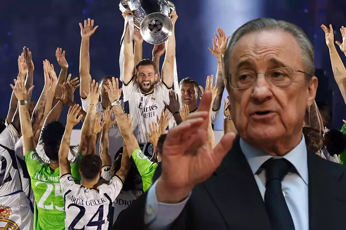 Un equipo de fútbol celebrando con un trofeo mientras un hombre mayor con gafas y traje habla en primer plano.