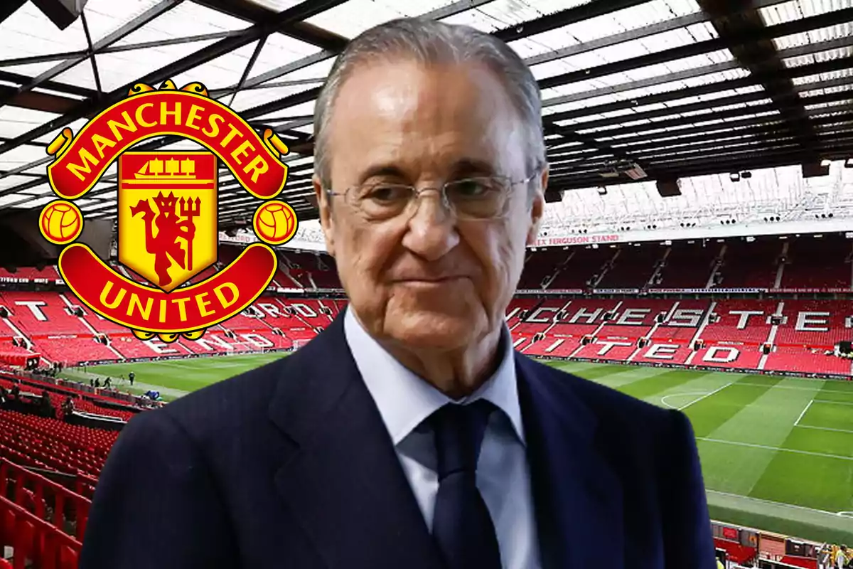 Hombre con gafas y traje frente al estadio de fútbol del Manchester United con el logo del equipo en el fondo.