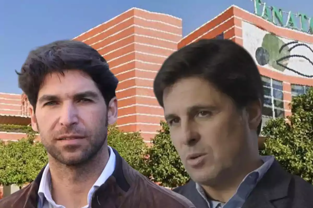 Dos hombres frente a un edificio de ladrillos con un letrero en la parte superior.