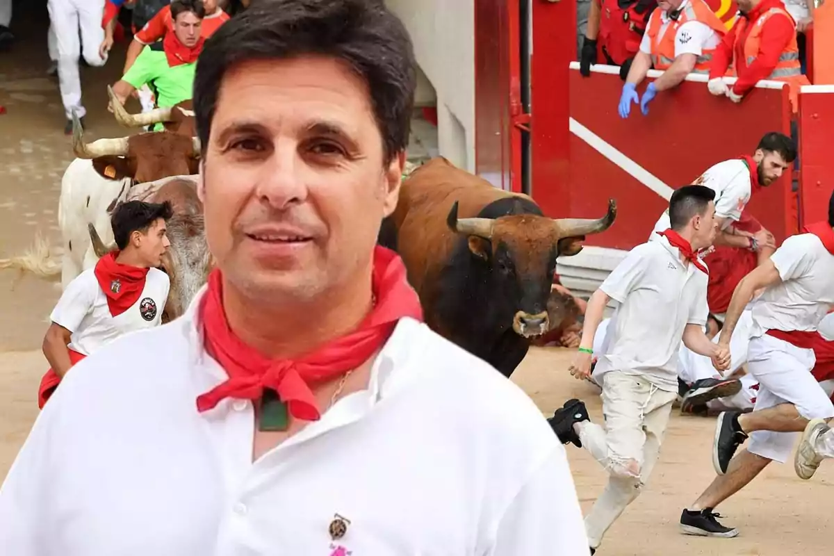 Un hombre con pañuelo rojo en el cuello está en primer plano, mientras que en el fondo se puede ver a varias personas corriendo delante de toros en un encierro.