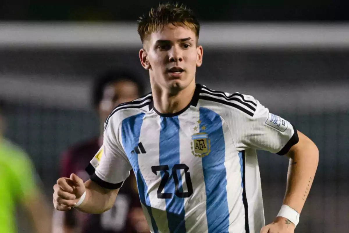 Jugador de fútbol con la camiseta de la selección argentina número 20 en un partido.