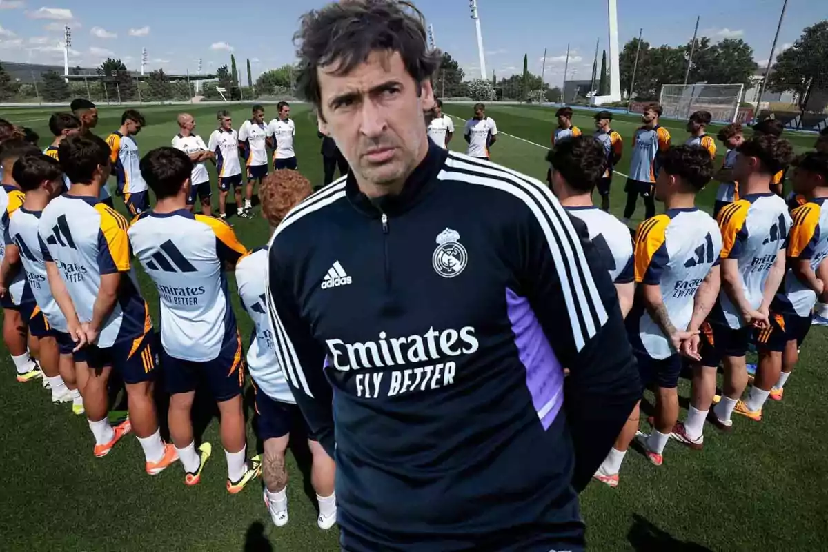 Un entrenador de fútbol con un grupo de jugadores en un campo de entrenamiento.