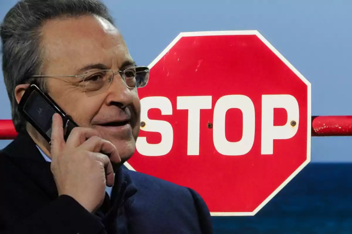 Hombre hablando por teléfono frente a una señal de stop.