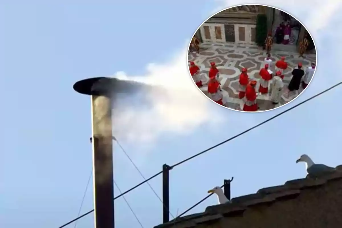 Una chimenea emite humo blanco mientras un grupo de personas vestidas de rojo y blanco se reúne en un patio decorado.