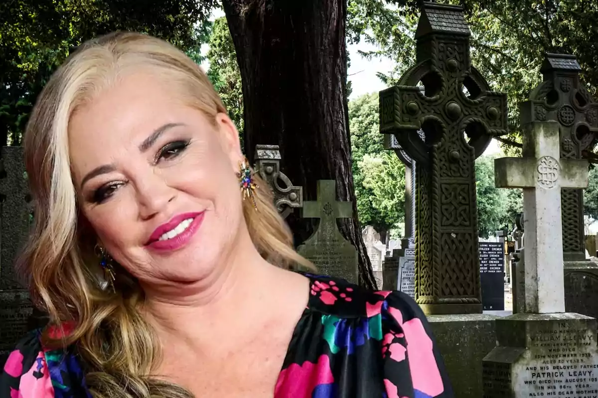 Una mujer rubia sonriente con un vestido colorido posando frente a varias lápidas en un cementerio.