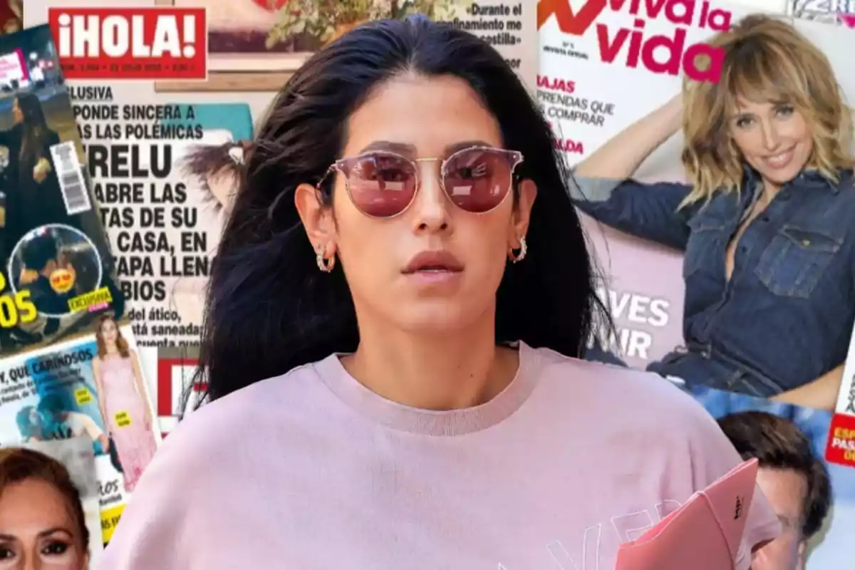 Mujer con gafas de sol y camiseta rosa frente a una variedad de revistas de entretenimiento.