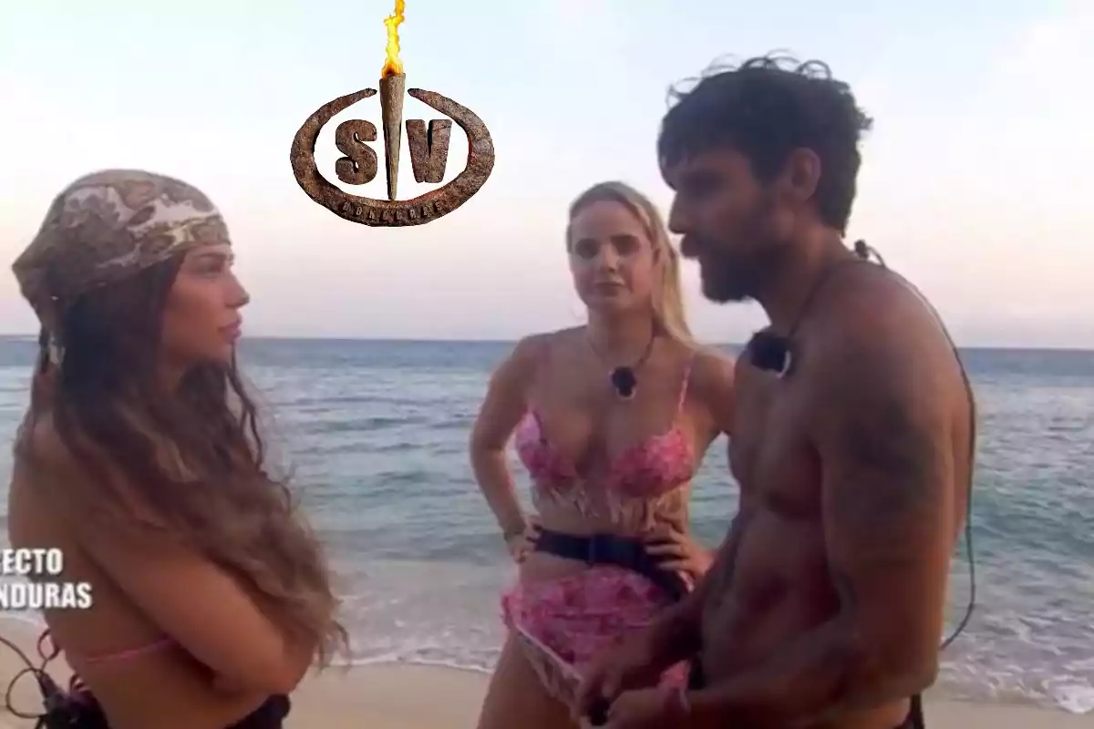 Tres personas conversan en la playa junto al mar, con un logotipo de "SV" en la parte superior de la imagen.
