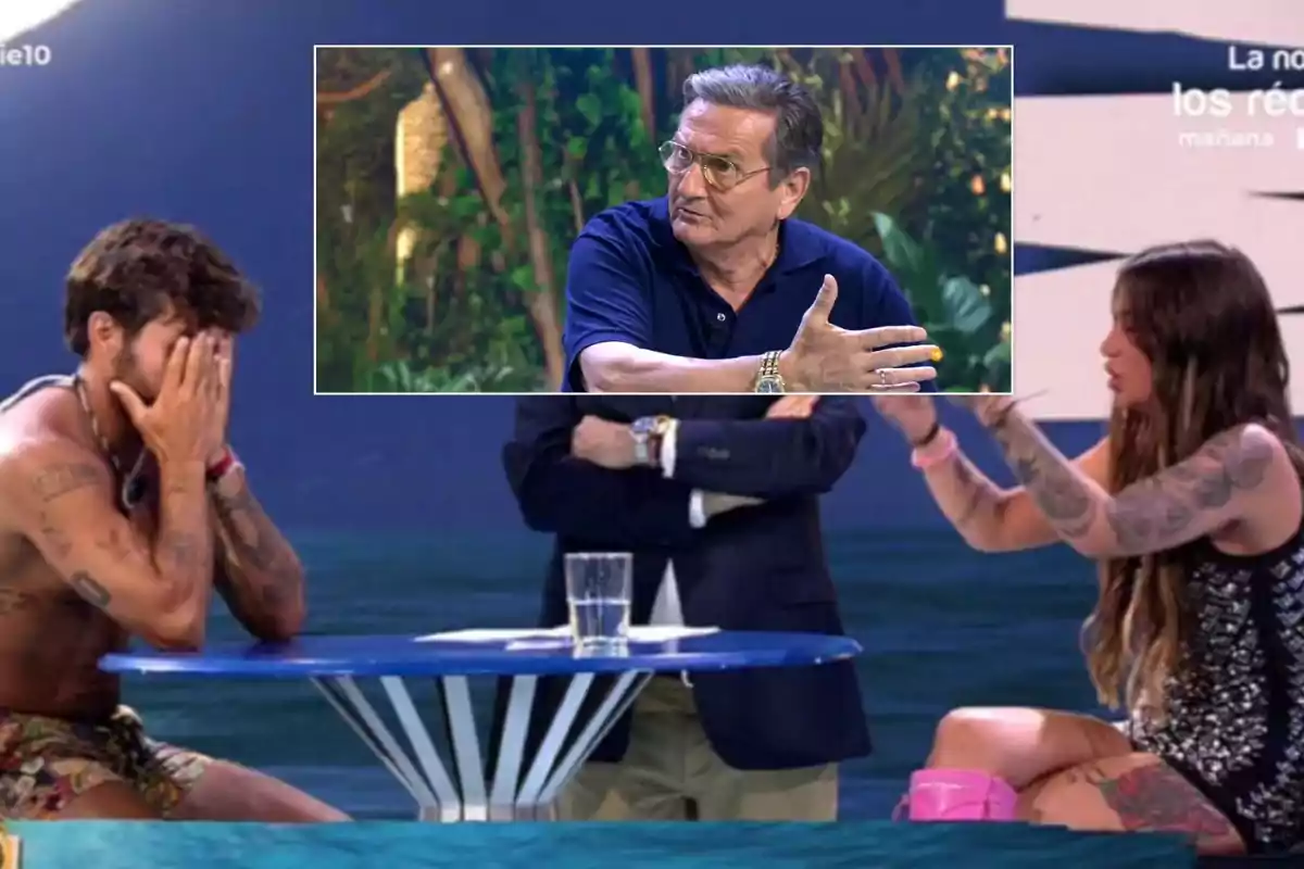 Un hombre con las manos en la cara y una mujer gesticulando se encuentran sentados en una mesa redonda, mientras un hombre de pie con los brazos cruzados observa; en un recuadro, otro hombre con gafas y camisa azul parece estar hablando.