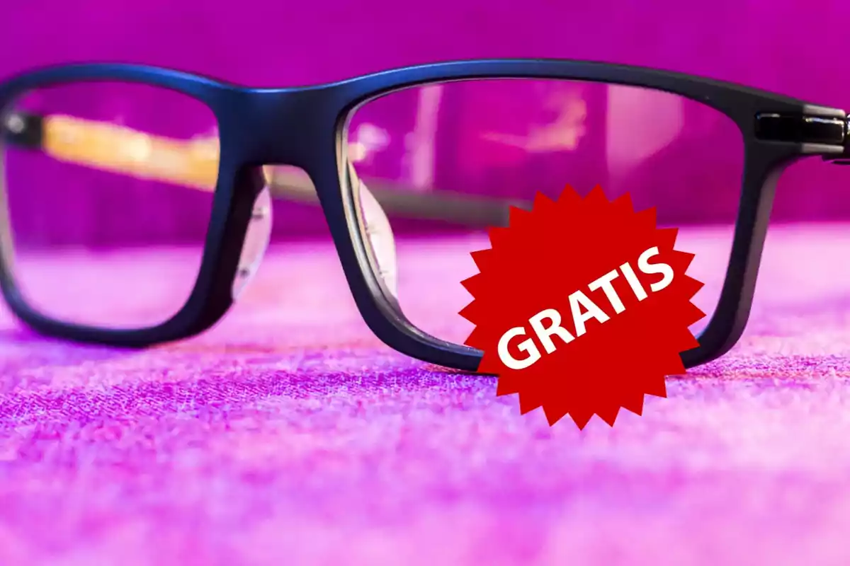 Gafas negras sobre fondo morado con un sello rojo que dice "GRATIS".