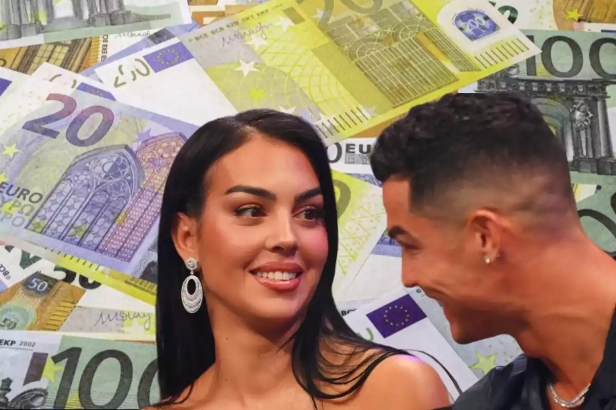 Una pareja sonriente con billetes de euro de fondo.