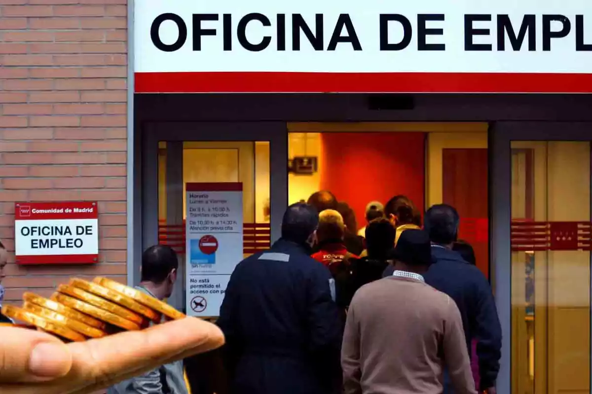 Personas entrando a una oficina de empleo en Madrid con una mano sosteniendo monedas en primer plano.