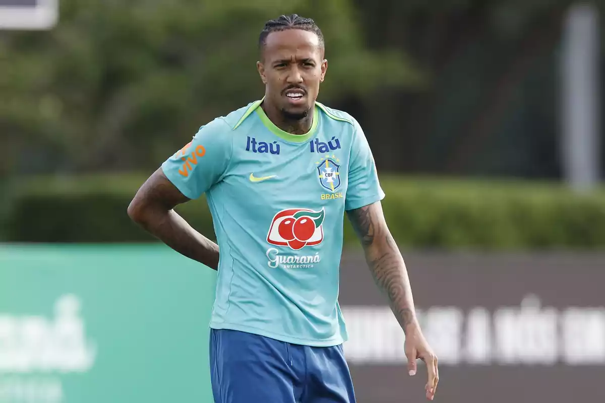 Jugador de fútbol con uniforme de entrenamiento de la selección de Brasil en un campo de entrenamiento.