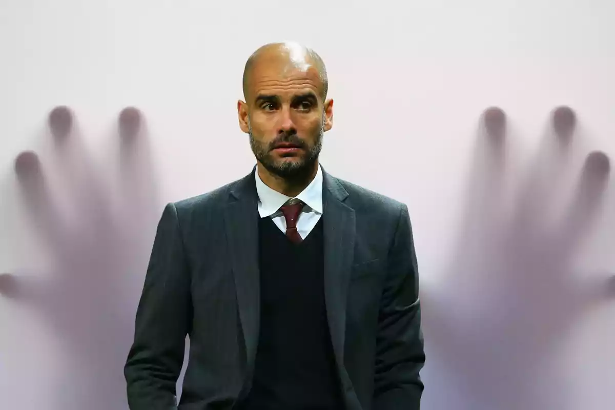 Pep Guardiola con unas manos detrás como de pánico