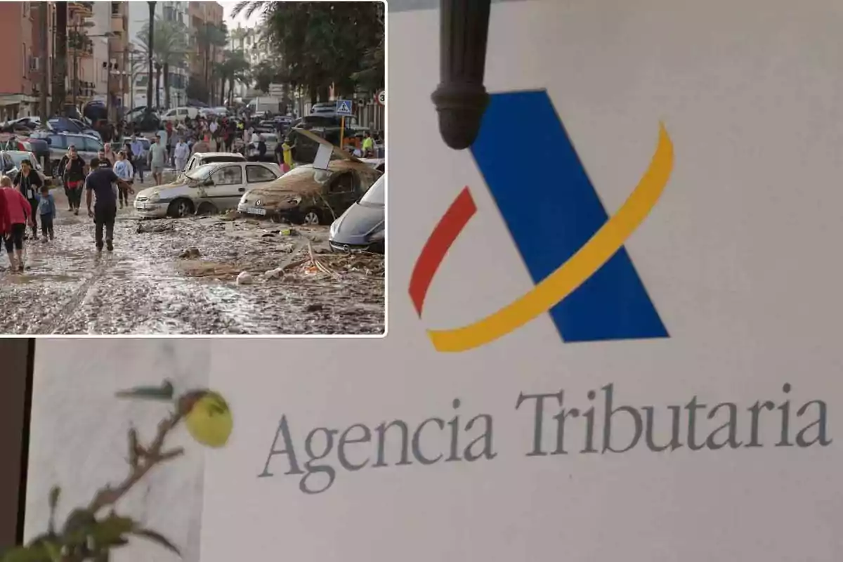 Una calle inundada con coches dañados y personas caminando, junto a un cartel de la Agencia Tributaria.