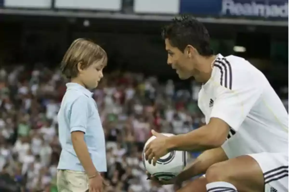 Cristiano Ronaldo en su presentación con el Real Madrid y un niño