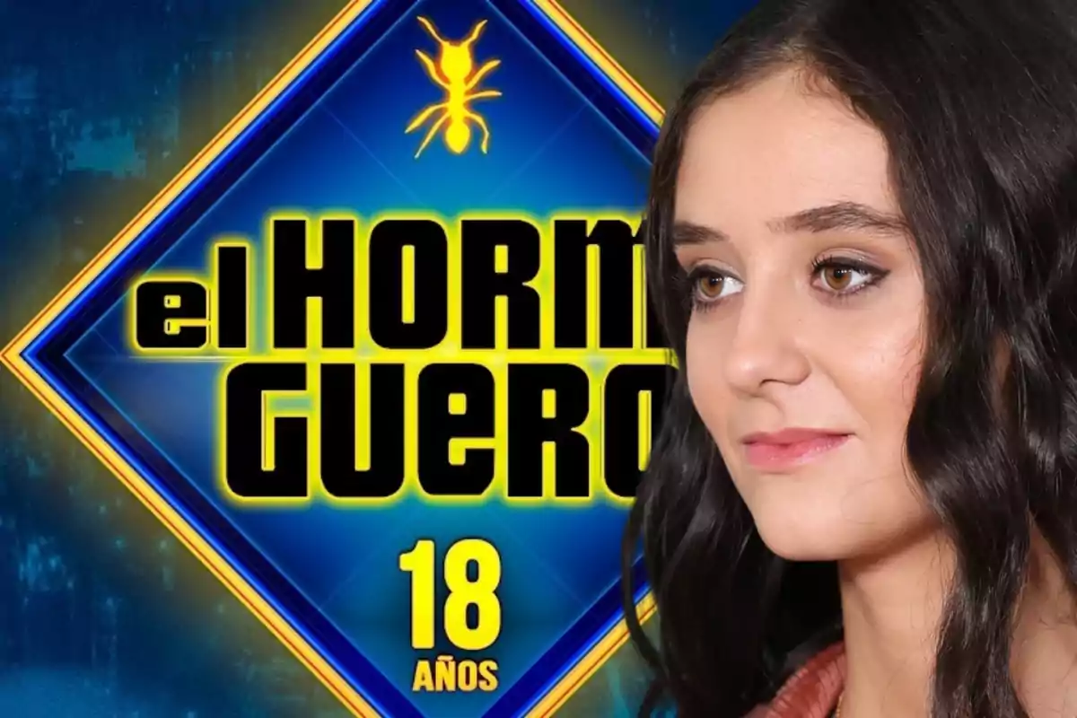 Una mujer de cabello oscuro aparece en primer plano frente al logotipo del programa "El Hormiguero" que celebra su 18º aniversario.