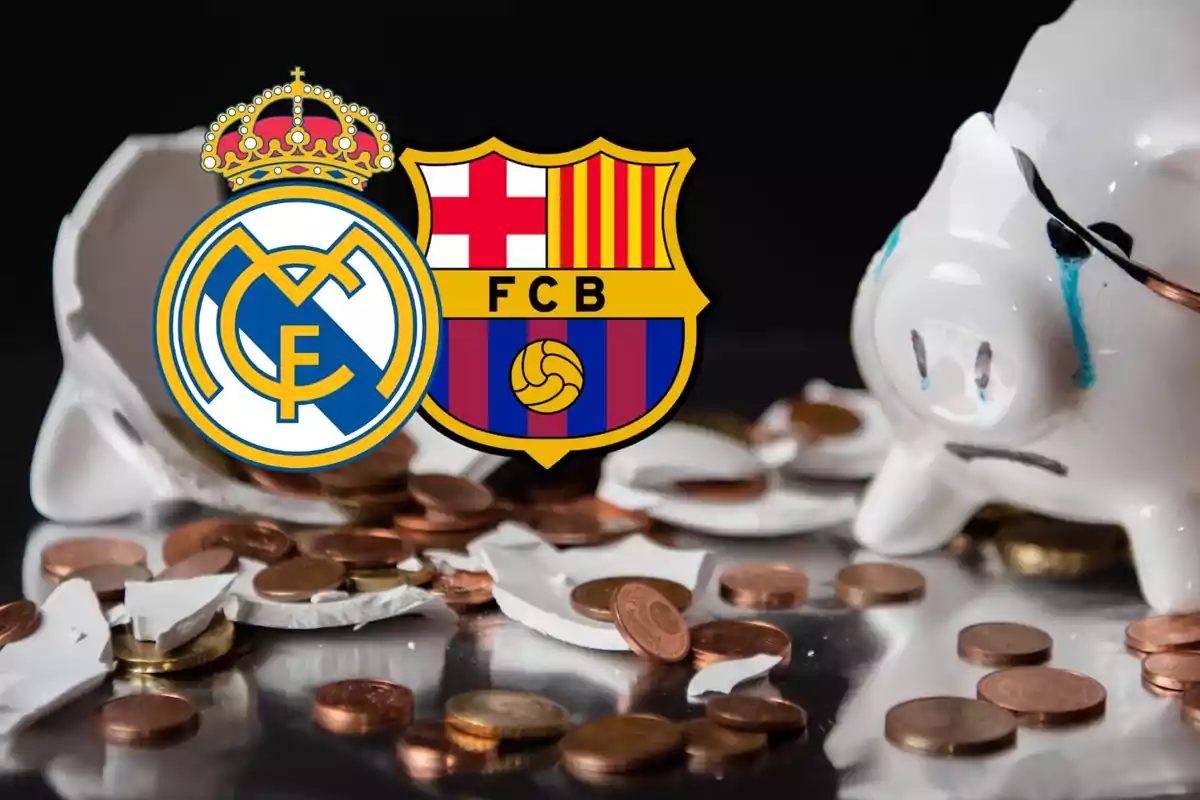 Logos de Real Madrid y FC Barcelona sobre una alcancía rota con monedas esparcidas.