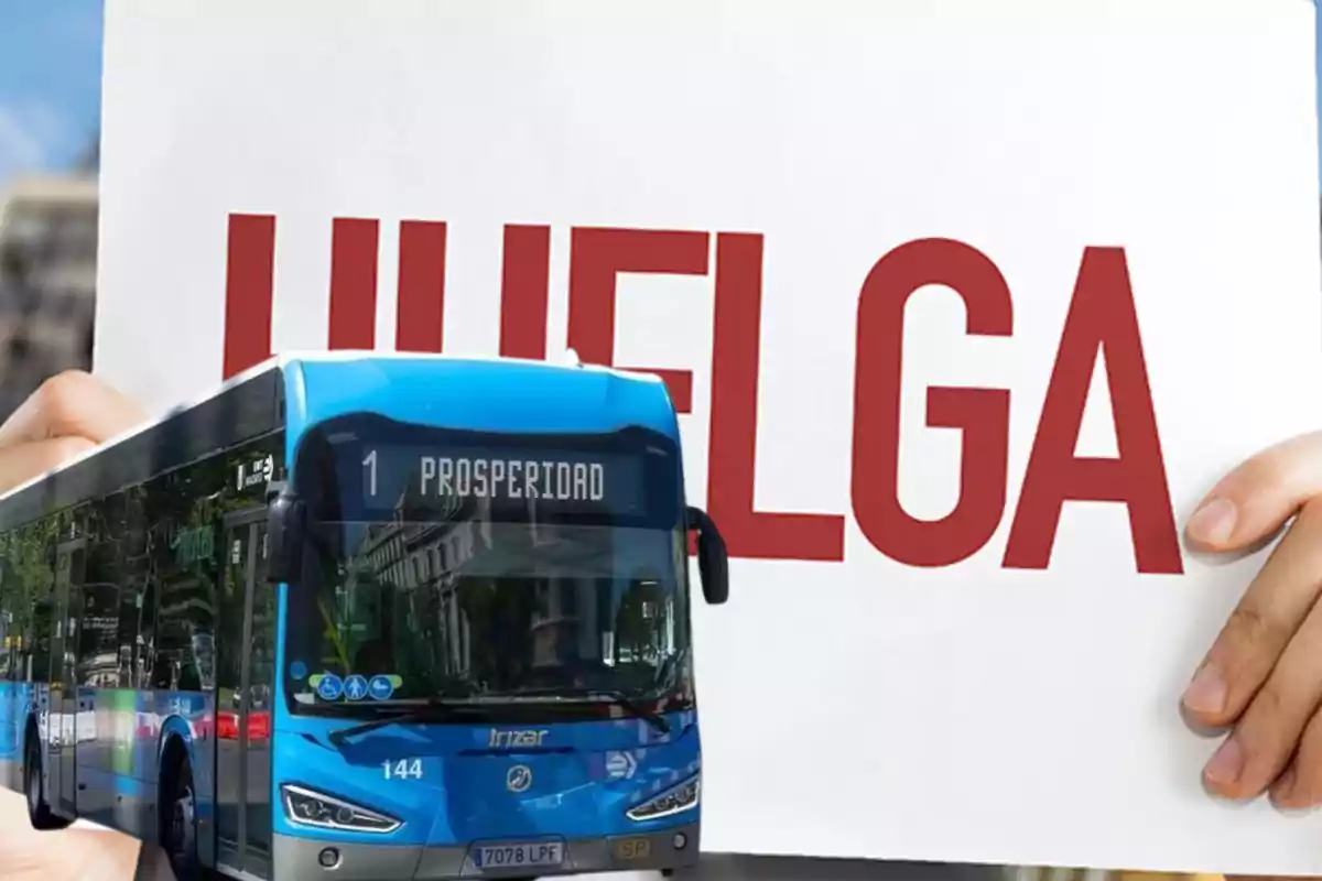 Un autobús azul con el letrero "Prosperidad" frente a un cartel que dice "Huelga".