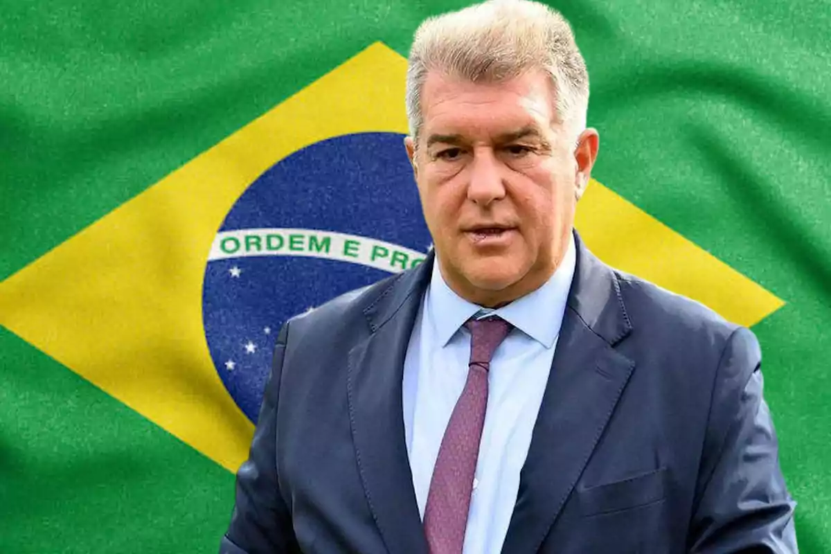 Laporta frente a la bandera de Brasil.