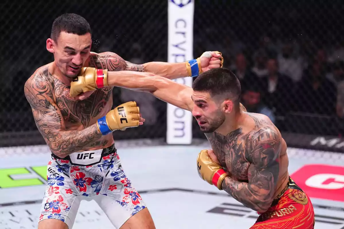 Dos luchadores de la UFC intercambian golpes en el octágono durante un combate.