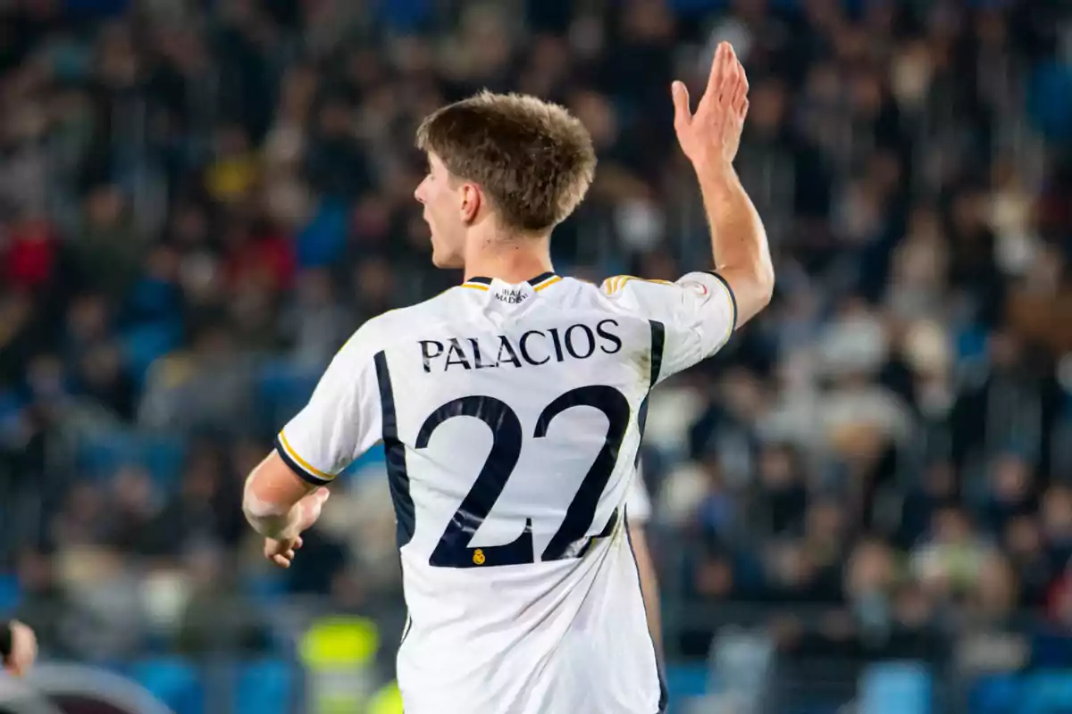 Jugador de fútbol con la camiseta número 22 y el nombre Jugador de fútbol con la camiseta número 22 y el nombre