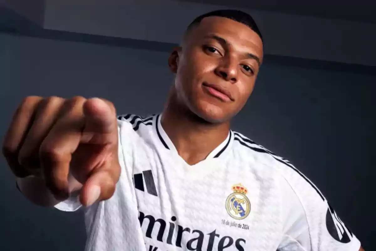 Mbappé con la camiseta del Real Madrid