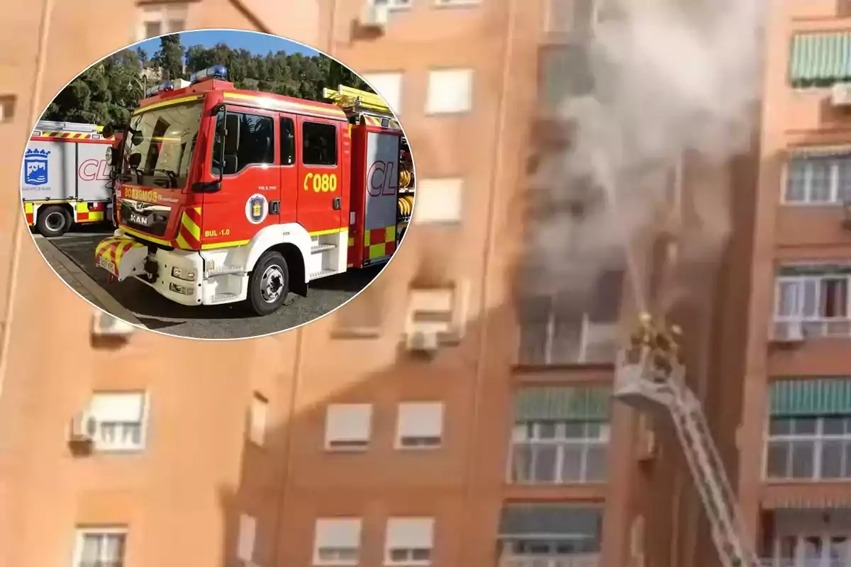 Un camión de bomberos rojo con el número 080 está estacionado frente a un edificio de apartamentos del que sale humo mientras los bomberos trabajan en una escalera para controlar el incendio.