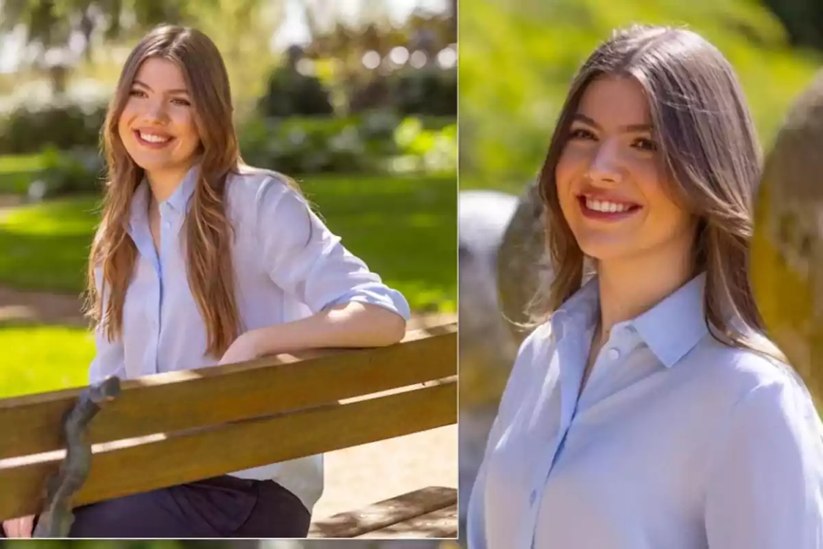 Una persona joven con cabello largo y castaño sonríe mientras está sentada en un banco de madera en un parque con vegetación verde y luz solar brillante.