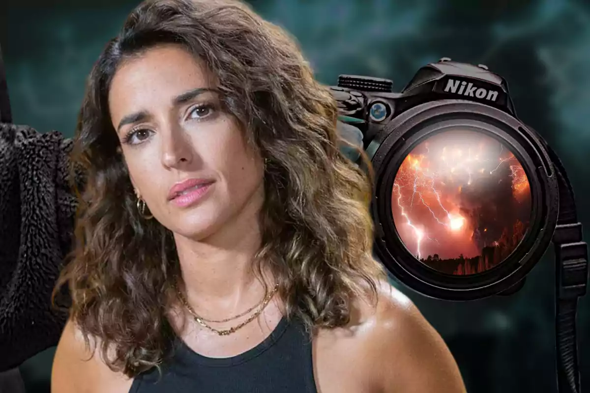 Una mujer con cabello rizado y expresión seria está al lado de una cámara Nikon que muestra una imagen de una tormenta con relámpagos y fuego en su lente.