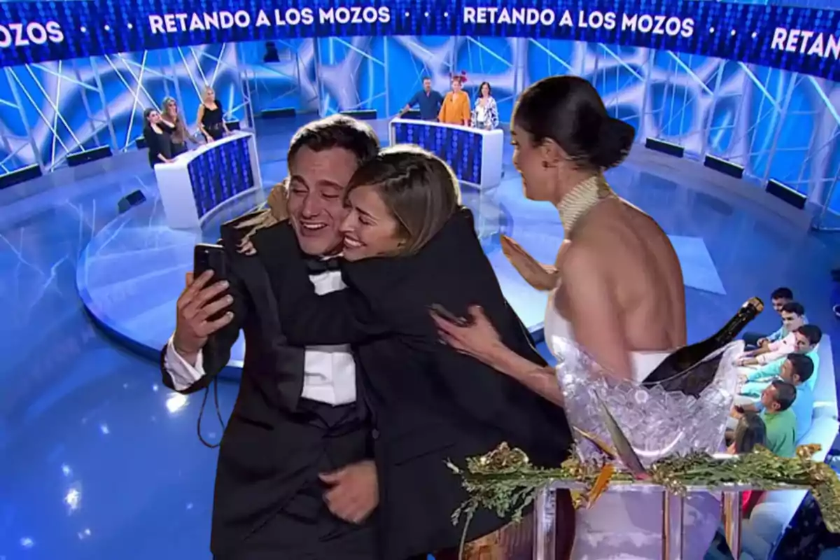 Un grupo de personas celebra y se toma una selfie en un set de televisión con un ambiente festivo y alegre.