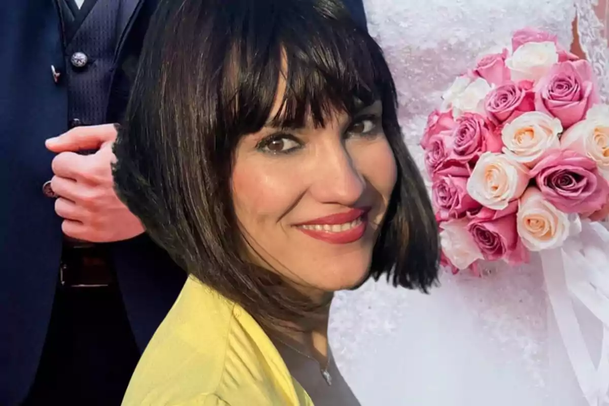 Una mujer sonriente con cabello oscuro y un vestido amarillo está en primer plano, mientras que en el fondo se observa a una pareja vestida de manera formal, con un ramo de rosas en tonos rosados y blancos.