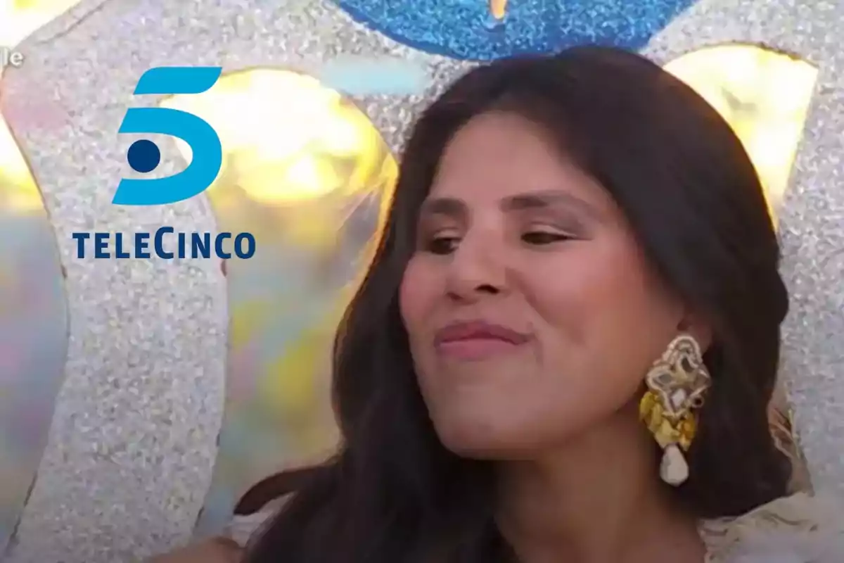 Una persona con cabello oscuro y aretes grandes sonríe ligeramente frente a un fondo brillante con el logotipo de Telecinco en la esquina.