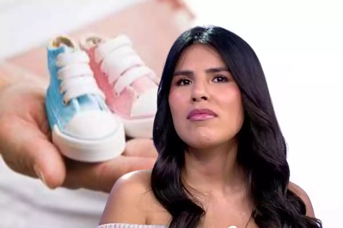 Una mujer con cabello oscuro aparece en primer plano mientras en el fondo se ven dos zapatitos de bebé, uno azul y otro rosa, sostenidos por una mano.