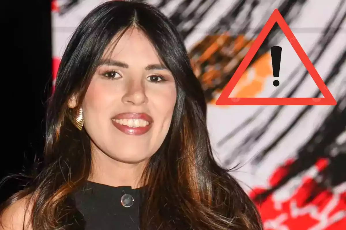 Una persona sonriendo con un fondo colorido y un símbolo de advertencia en la esquina.