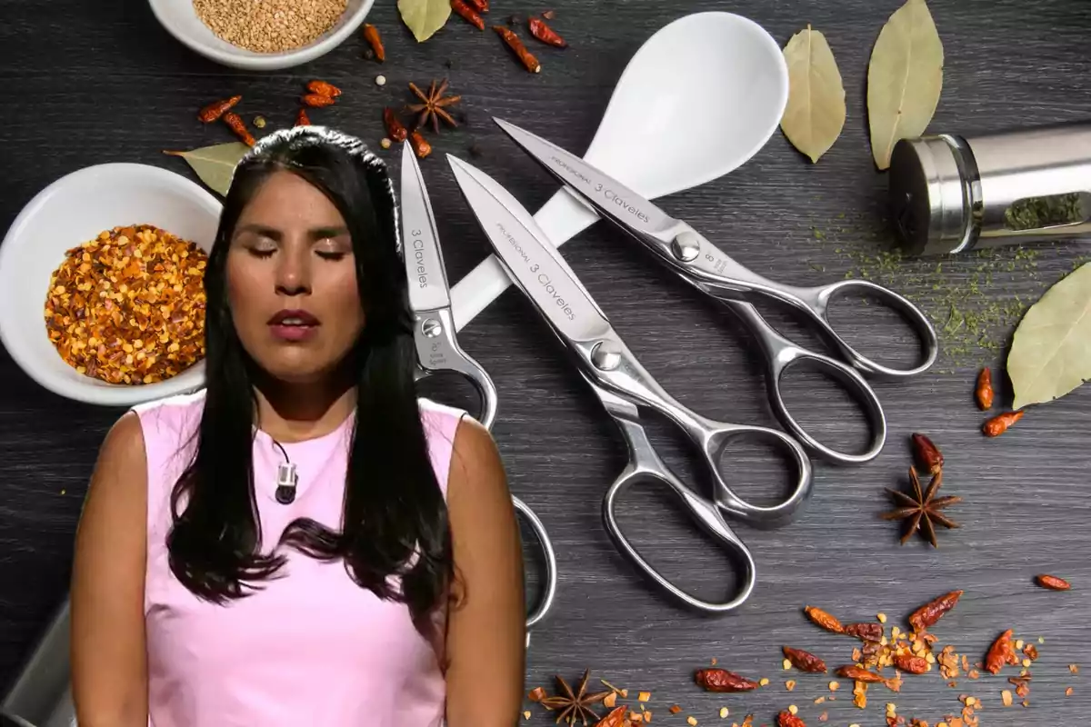 Una mujer con los ojos cerrados y un micrófono en la ropa, frente a un fondo de utensilios de cocina, tijeras y especias sobre una superficie oscura.